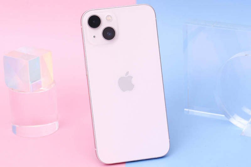 iPhone 13 với cụm camera đặt chéo sáng tạo